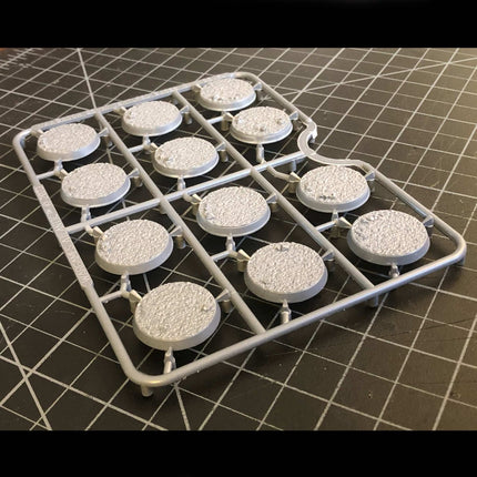 25mm Textured Bases (3mm Bevel) - 48 texturierte Hartplastik-Bases
